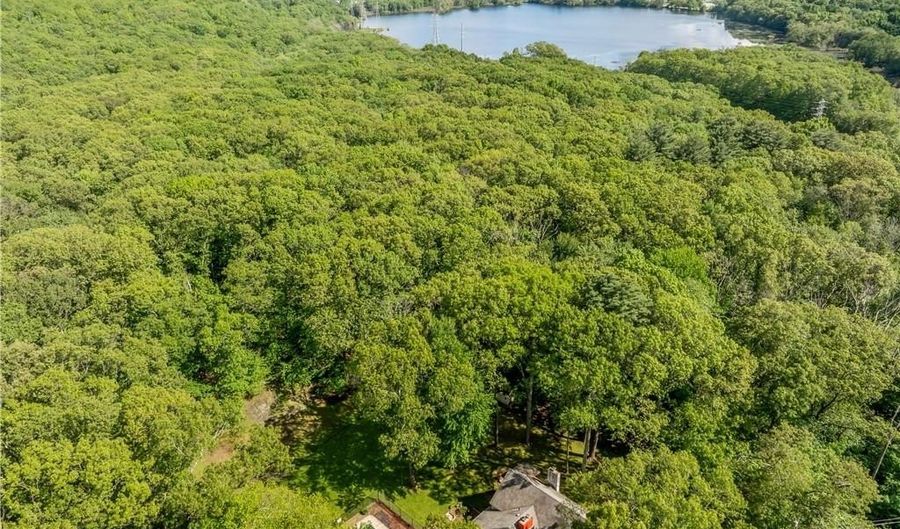 8 Westgate Rd, Cumberland, RI 02864 - 3 Beds, 3 Bath