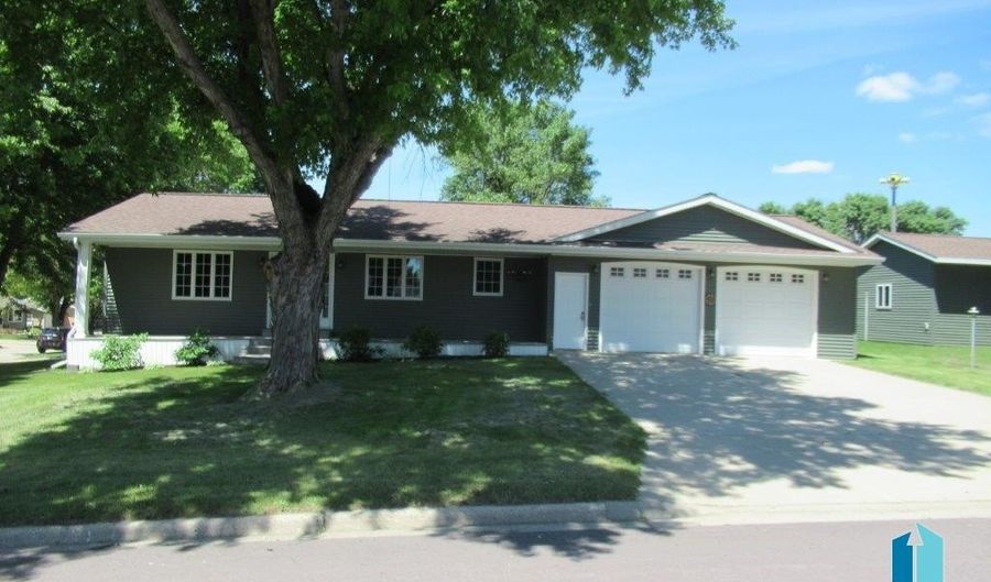 206 W 7th St, Adrian, MN 56156 - 4 Beds, 2 Bath