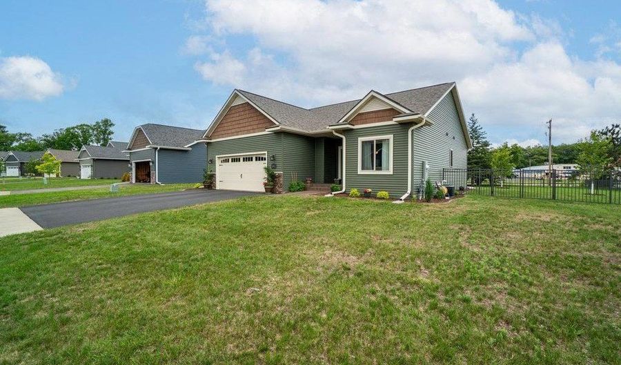 1604 St Andrews Dr, Altoona, WI 54720 - 3 Beds, 3 Bath