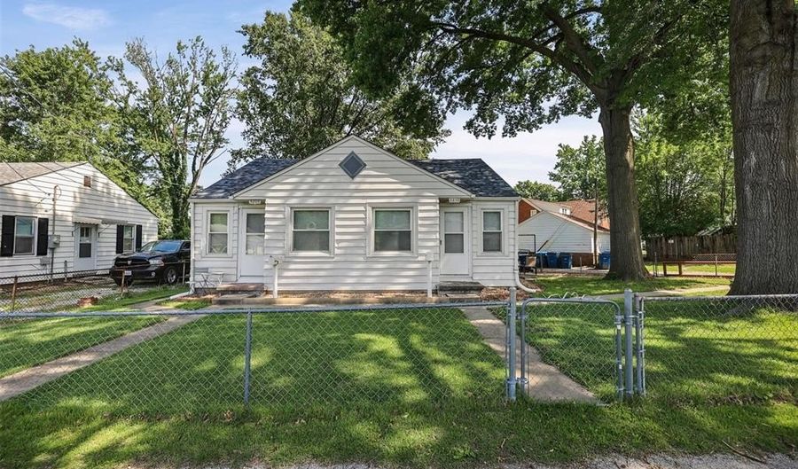 3208 Batson Dr, Alton, IL 62002 - 2 Beds, 2 Bath