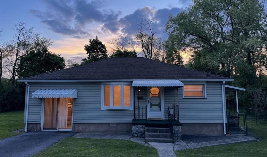 3935 Oak Ave, Altoona, PA 16601 - 2 Beds, 1 Bath