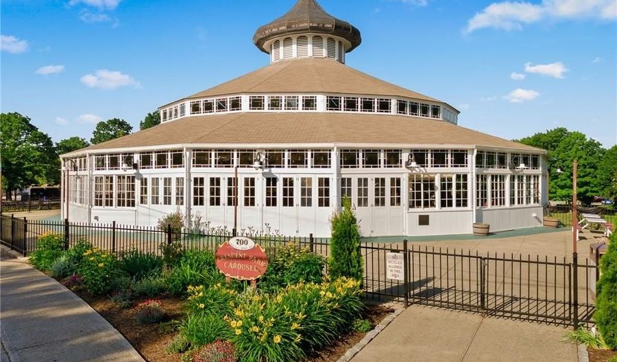 200 Narragansett Ave, East Providence, RI 02915 - 2 Beds, 2 Bath