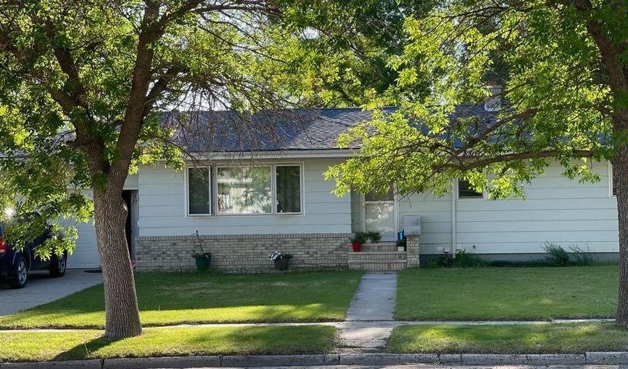 624 Kersten St, Bottineau, ND 58318 - 4 Beds, 2 Bath
