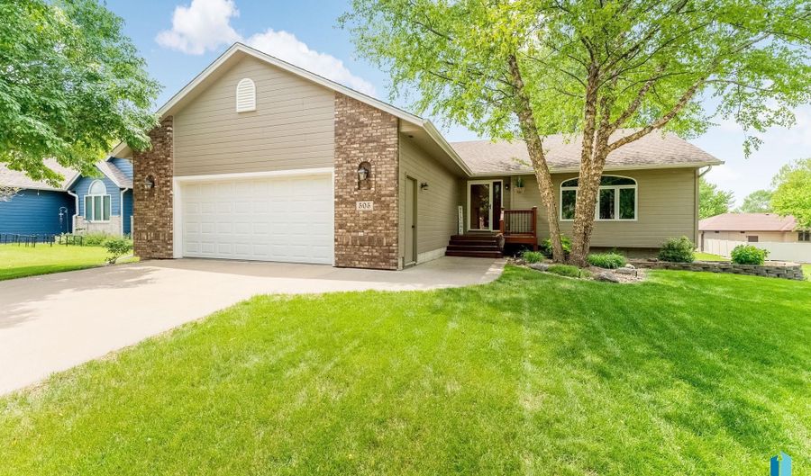 505 N Oak Ridge Rd, Brandon, SD 57005 - 4 Beds, 2 Bath