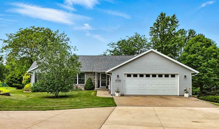 5709 Oak Crest Hill Rd SE, Riverside, IA 52327 - 4 Beds, 3 Bath
