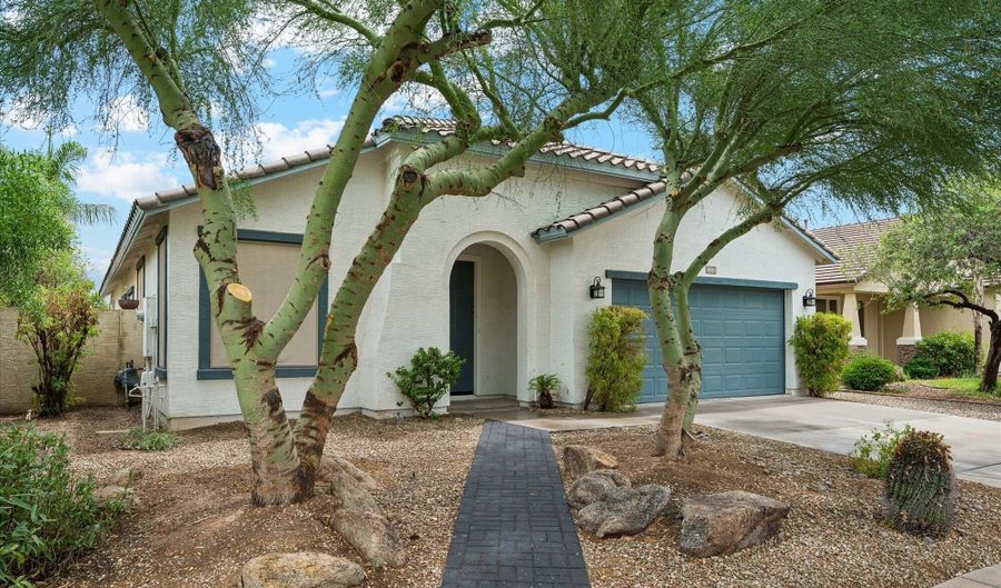 4533 E GLENEAGLE Dr, Chandler, AZ 85249 - 3 Beds, 2 Bath