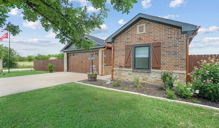 417 Magnolia St, Hico, TX 76457 - 3 Beds, 2 Bath