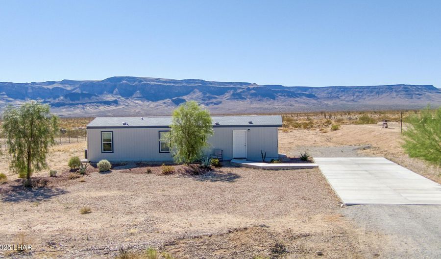 10747 S Paradise Trails Rd, Yucca, AZ 86438 - 2 Beds, 1 Bath