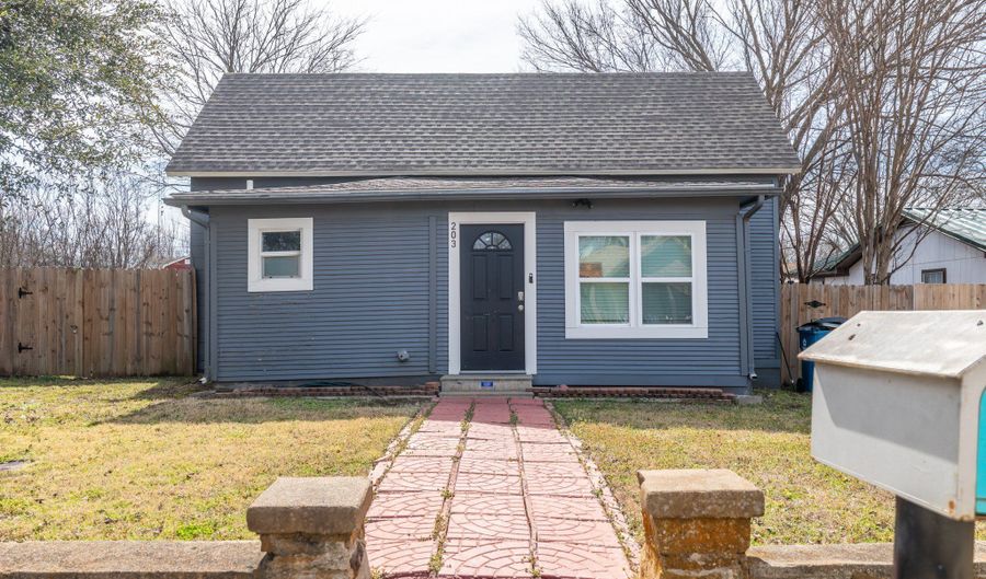 203 W Purdom Ave, Alvarado, TX 76009 - 3 Beds, 2 Bath