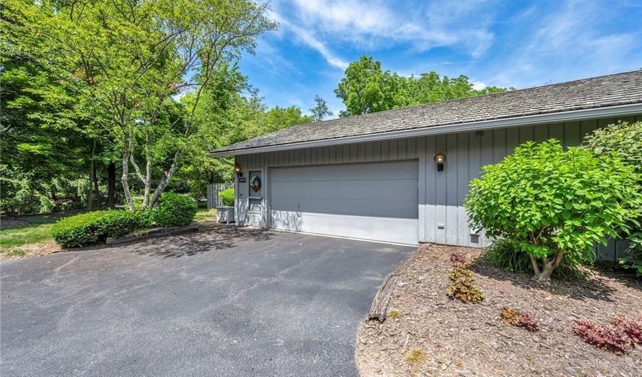410-29 Willow Cir, Aurora, OH 44202 - 4 Beds, 3 Bath