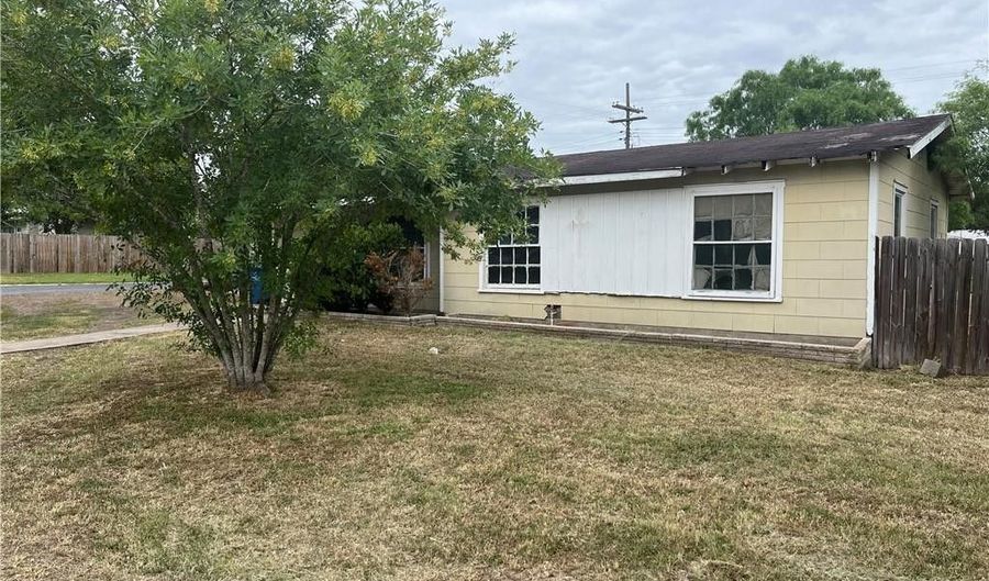 1401 E Rosewood St, Beeville, TX 78102 - 3 Beds, 1 Bath