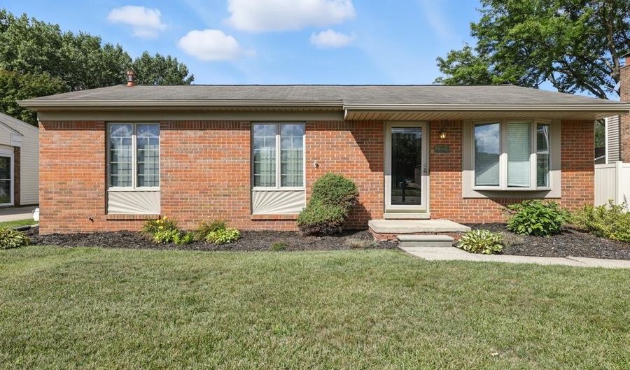 42011 CLAYTON, Clinton Twp., MI 48038 - 3 Beds, 2 Bath