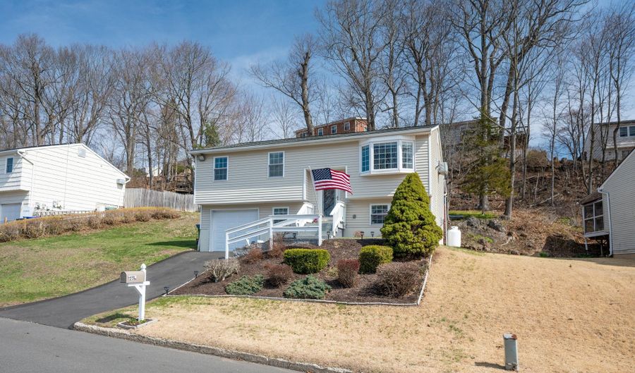 23 Fleetwood Dr, Danbury, CT 06810 - 4 Beds, 2 Bath