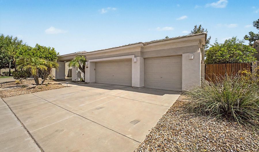 343 W CAROB Dr, Chandler, AZ 85248 - 4 Beds, 2 Bath