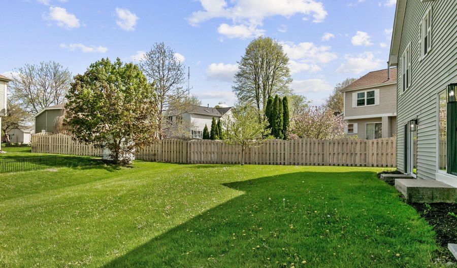 731 Roaring Brook Ln, Algonquin, IL 60102 - 5 Beds, 3 Bath