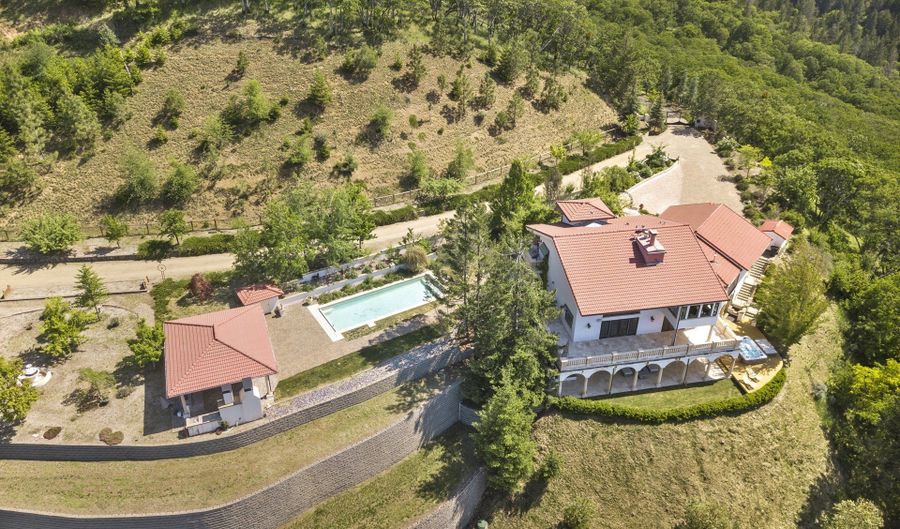 3721 SISKIYOU Hwy, Ashland, OR 97520 - 4 Beds, 5 Bath