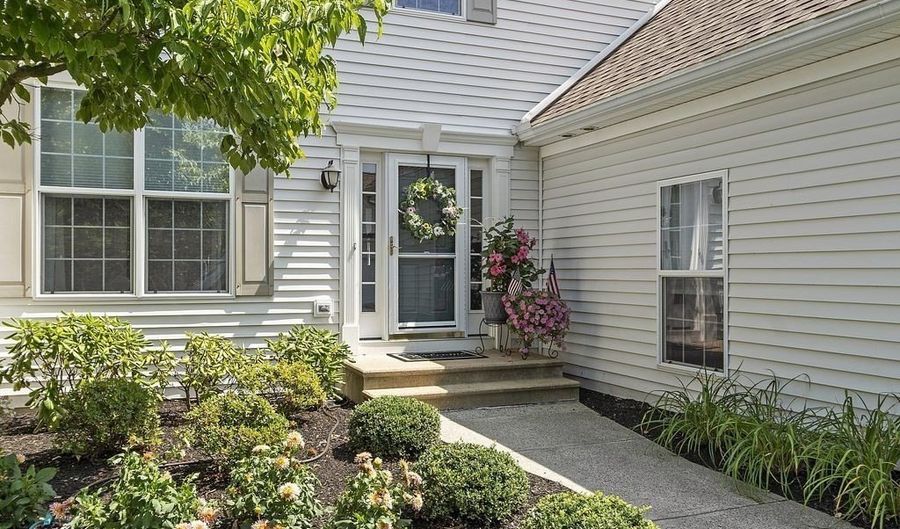 28 Brook Ln 28, Berlin, MA 01503 - 2 Beds, 3 Bath