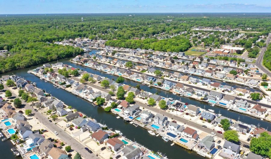 71 Top Sail Ct, Bayville, NJ 08721 - 5 Beds, 3 Bath