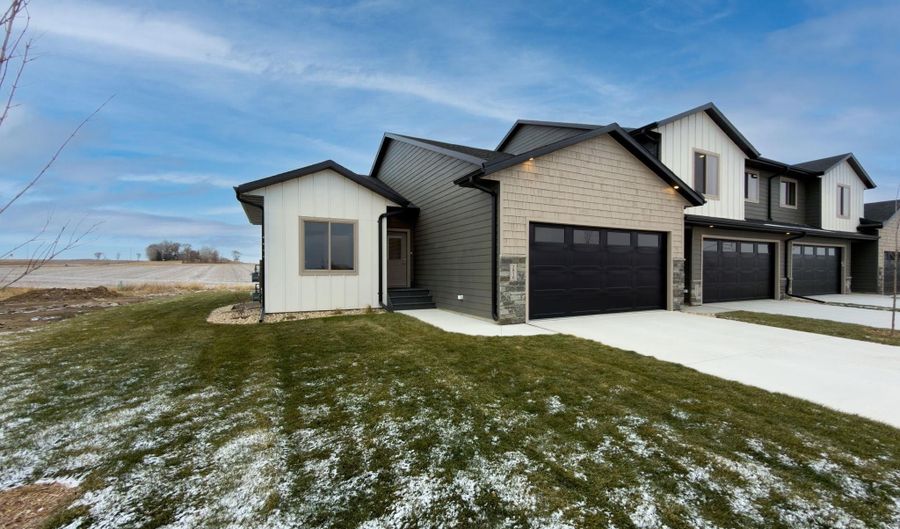 2816 E Hazelnut St, Brandon, SD 57005 - 5 Beds, 3 Bath