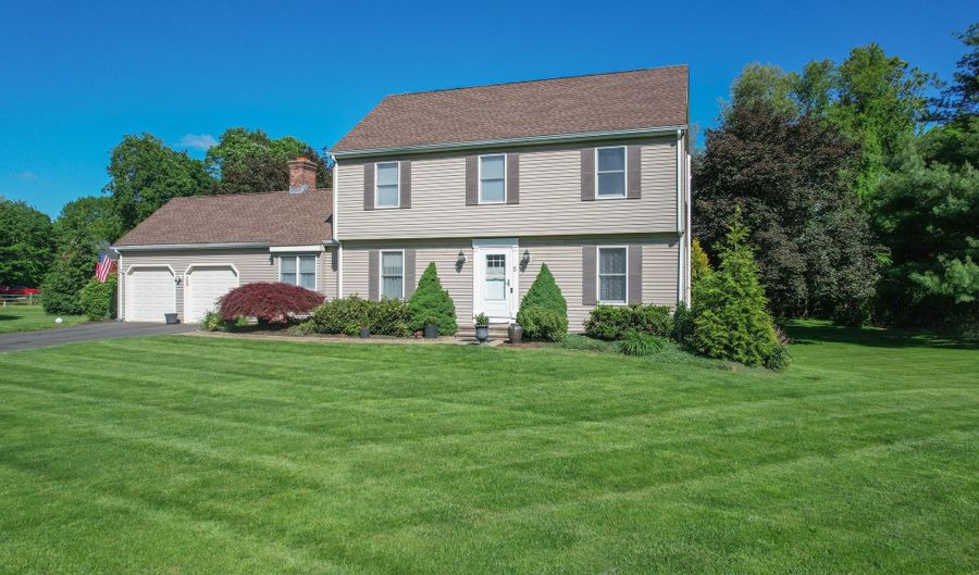 5 Smith Pl, Cheshire, CT 06410 - 4 Beds, 3 Bath