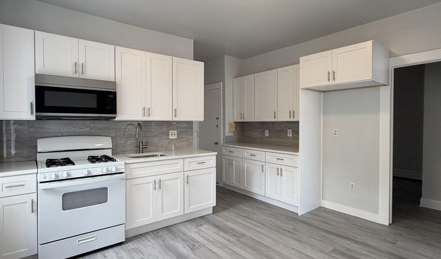 67 W 53RD St, Bayonne, NJ 07002 - 2 Beds, 1 Bath