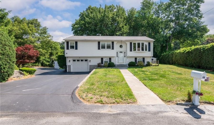 44 Village Ave, Cranston, RI 02920 - 3 Beds, 2 Bath