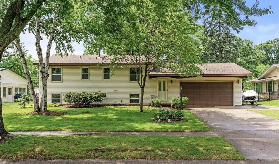 13873 Gladiola Way, Apple Valley, MN 55124 - 4 Beds, 2 Bath