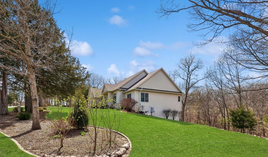 33903 Mill Creek Cir, Adel, IA 50003 - 4 Beds, 4 Bath