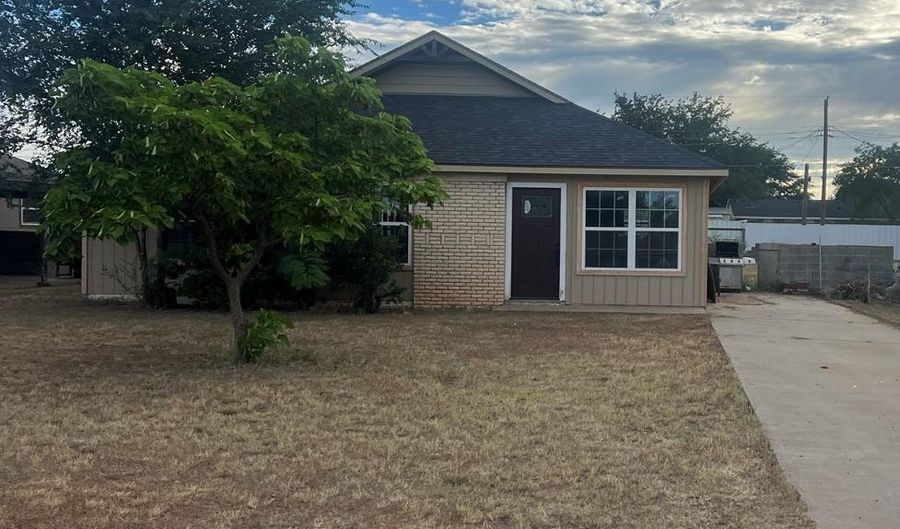 312 SW 8th St, Andrews, TX 79714 - 4 Beds, 2 Bath