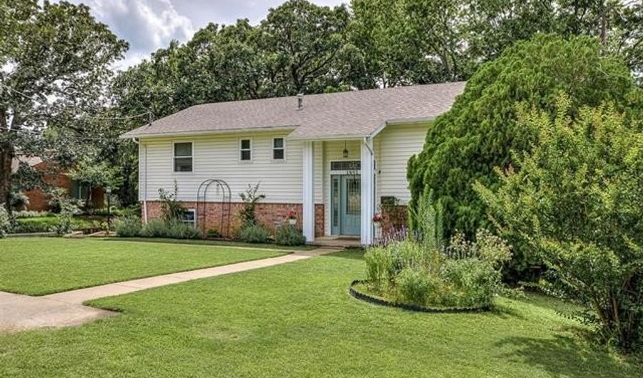 1601 SHERIDAN Rd, Bartlesville, OK 74006 - 3 Beds, 3 Bath