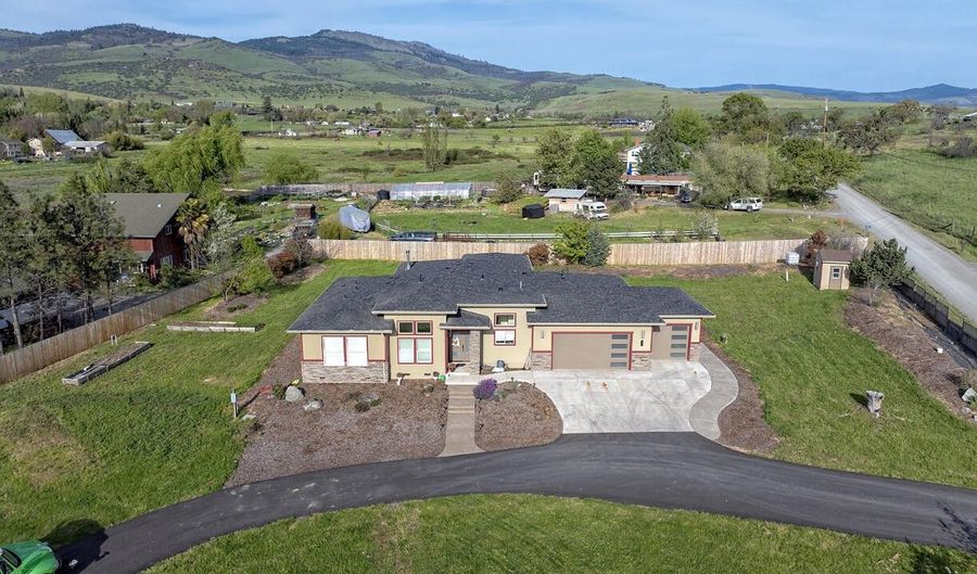 804 S Valley View Rd, Ashland, OR 97520 - 3 Beds, 4 Bath