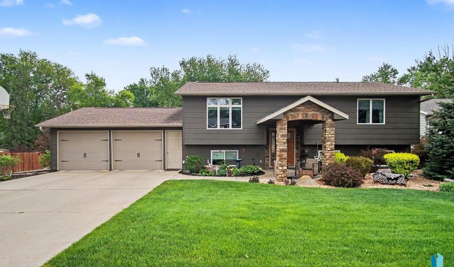 904 S Patrician Ct, Brandon, SD 57055 - 3 Beds, 2 Bath