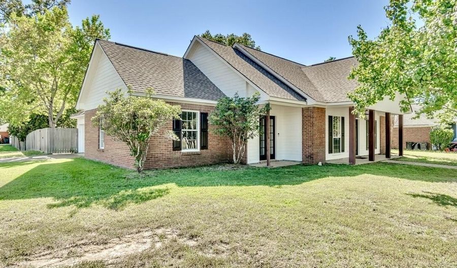 301 White Oak Dr, Brandon, MS 39047 - 3 Beds, 2 Bath