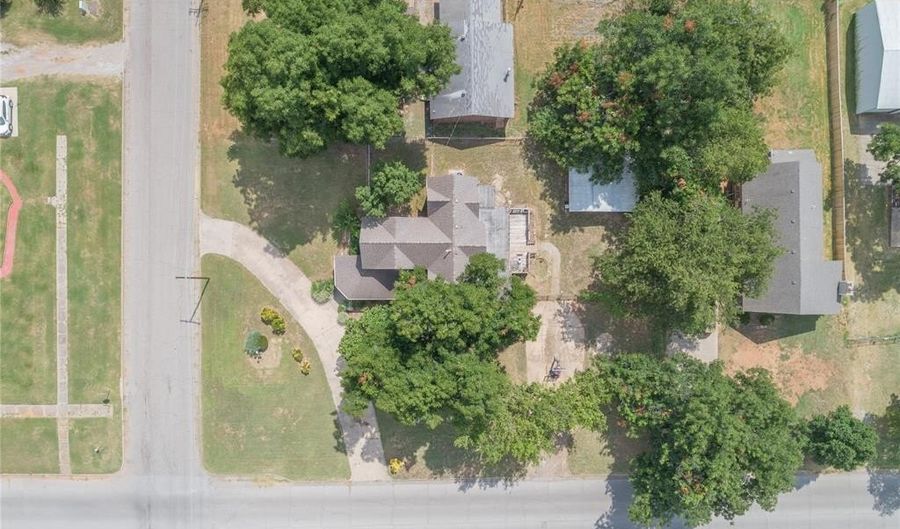 701 S 6th St, Chickasha, OK 73018 - 5 Beds, 2 Bath