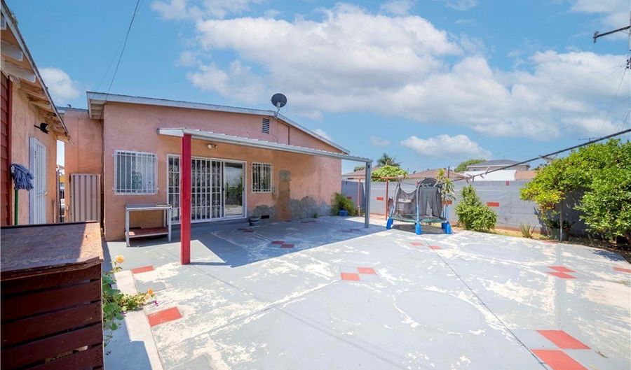 641 W Spruce St, Compton, CA 90220 - 3 Beds, 2 Bath