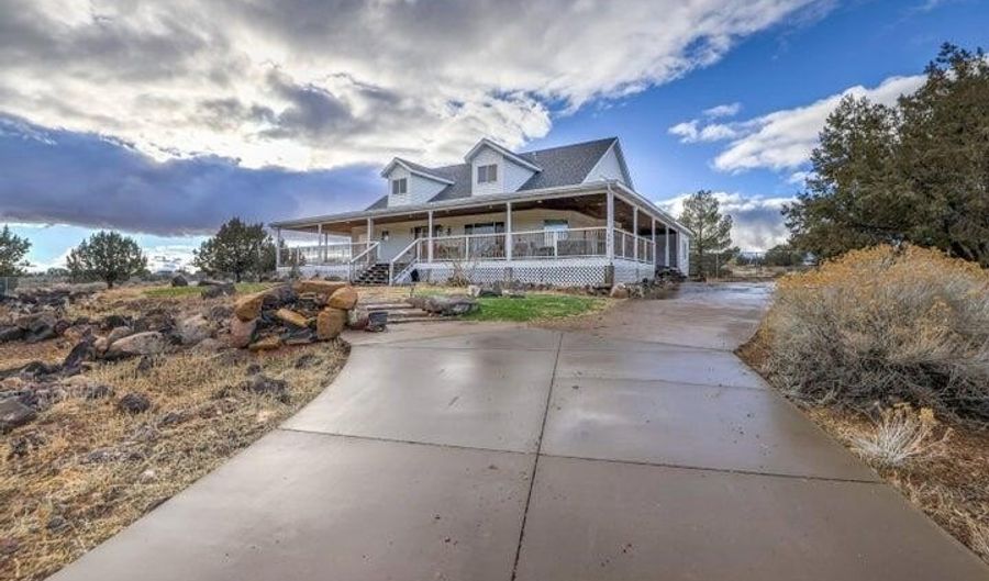 398 E Wells Fargo Dr, Brookside, UT 84782 - 5 Beds, 3 Bath
