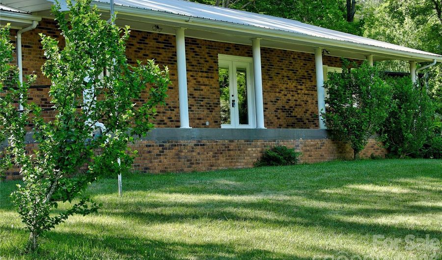 208 Murdock Rd, Bakersville, NC 28705 - 4 Beds, 3 Bath