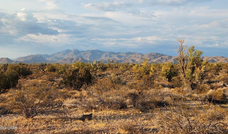 2204 S Six Shooter Rd, Yucca, AZ 86438 - 0 Beds, 0 Bath