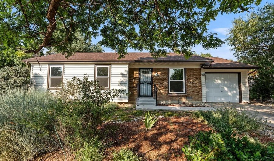 2452 S Kittredge Way, Aurora, CO 80013 - 3 Beds, 1 Bath