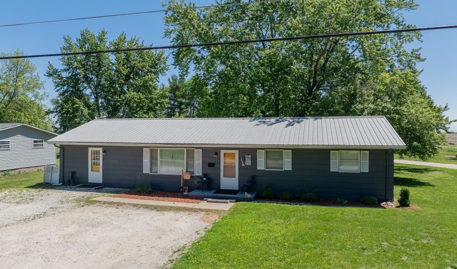 302 S EAST St, Abingdon, IL 61410 - 4 Beds, 2 Bath
