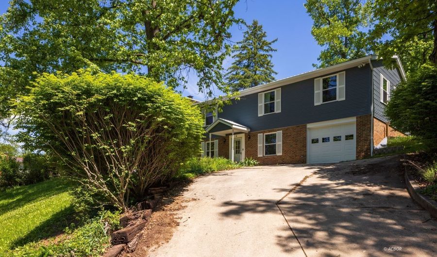 49 Canterbury Dr, Athens, OH 45701 - 4 Beds, 3 Bath