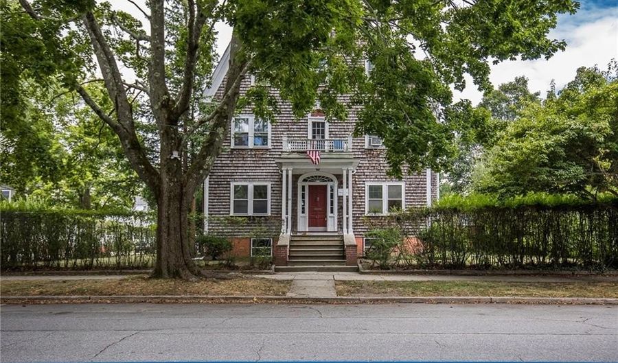 82 High St 1N, Bristol, RI 02809 - 2 Beds, 1 Bath