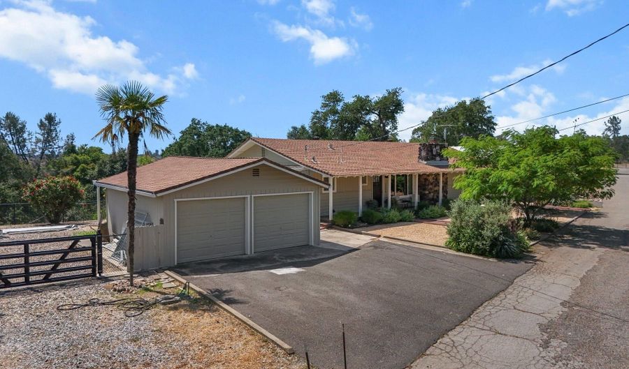 19228 Hill St, Anderson, CA 96007 - 2 Beds, 2 Bath
