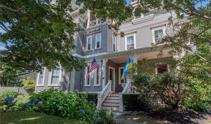 8 Cottage St 2, Newport, RI 02840 - 2 Beds, 2 Bath