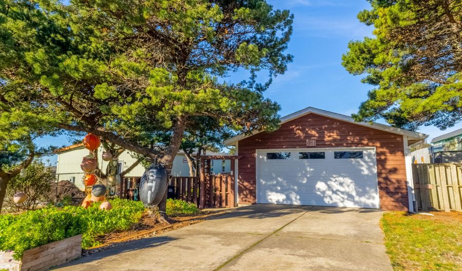 341 W 7th, Yachats, OR 97498 - 3 Beds, 2 Bath