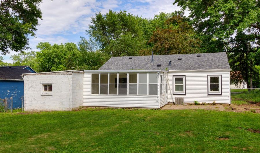 3912 53rd St, Des Moines, IA 50310 - 3 Beds, 1 Bath