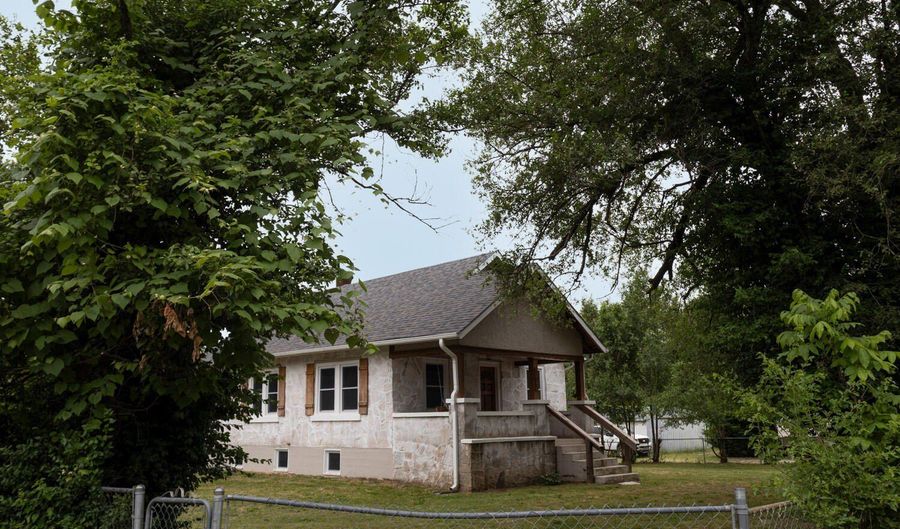 703 Johnson Ave, Ava, MO 65608 - 5 Beds, 2 Bath