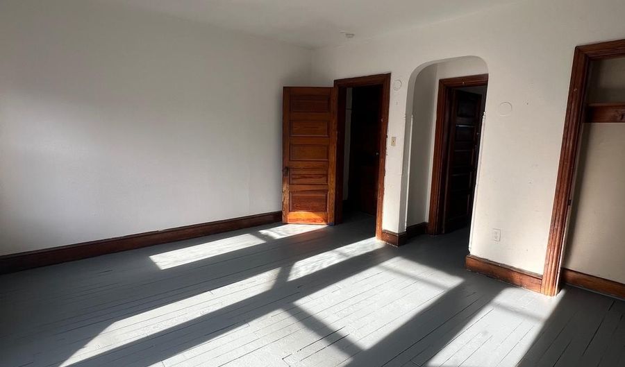 347 E KING St, York, PA 17403 - 4 Beds, 1 Bath