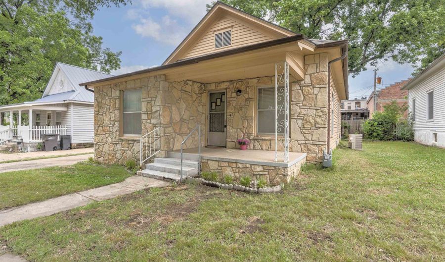 222 N 1st St, Arkansas City, KS 67005 - 2 Beds, 1 Bath