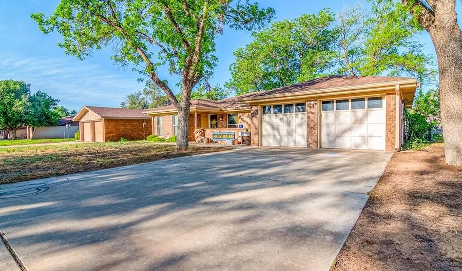 1209 NW 14th St, Andrews, TX 79714 - 3 Beds, 2 Bath